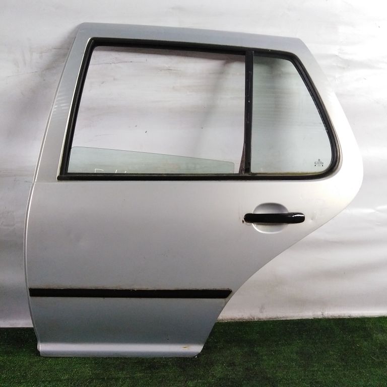 Дверь VOLKSWAGEN GOLF 4 1998- задняя левая серебро Б/У