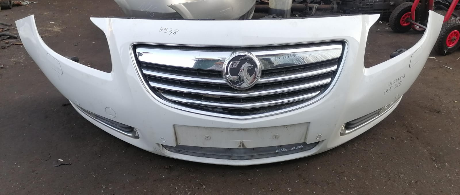 Бампер OPEL INSIGNIA 2008- передний под омыватель и парктронник белый б/у