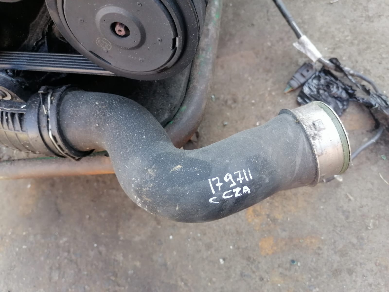 Шланг охлаждения интеркулера AUDI A3, SKODA OCTAVIA 1Z, VOLKSWAGEN GOLF 5/5+/6, JETTA 5, PASSAT B6, CADDY, TOURAN 1,8 CDAA 2004- низ правый 4 б/у