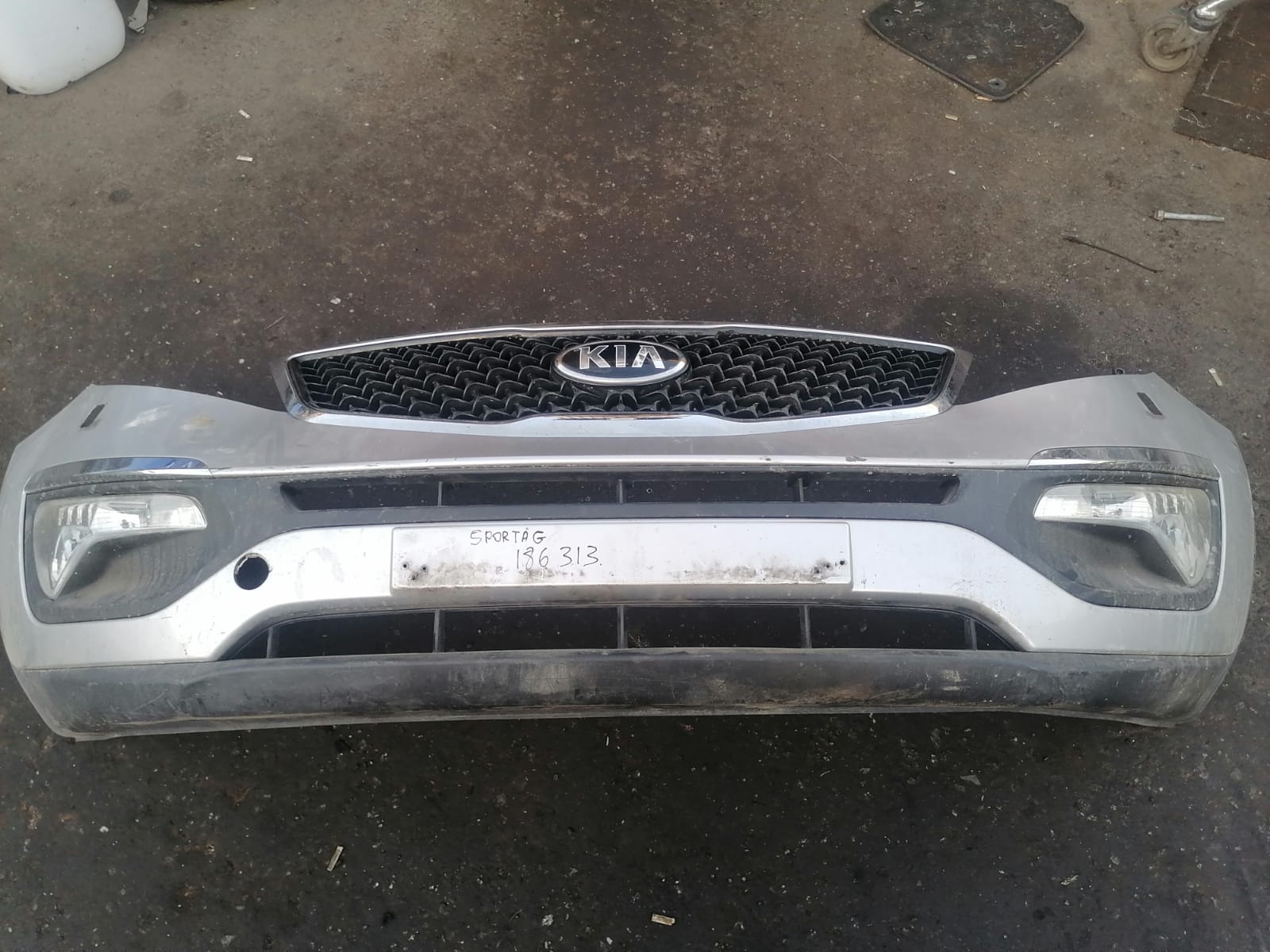 Бампер KIA SPORTAGE 3 2010- передний под омыватель серебро б/у