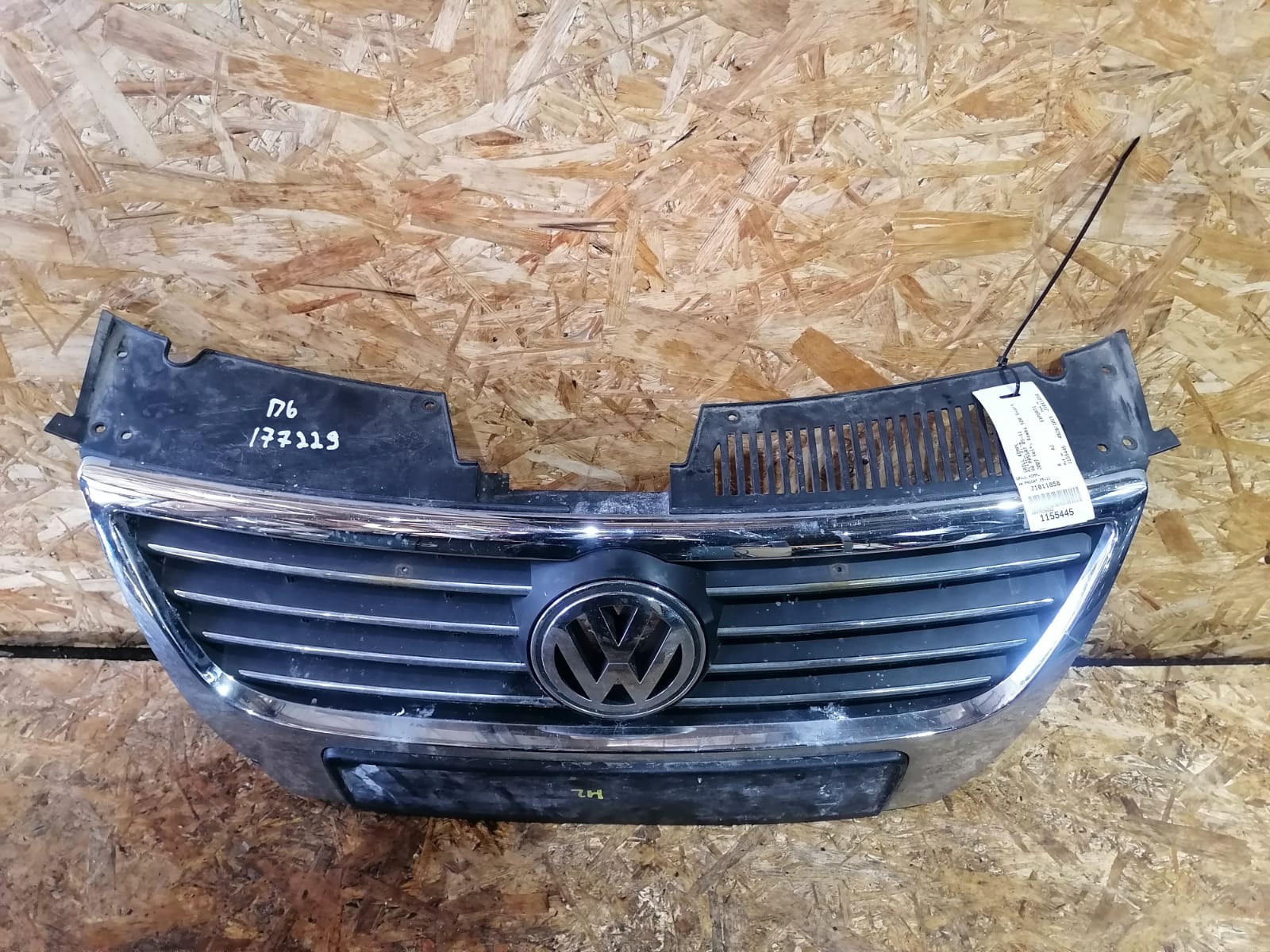 Решетка радиатора VOLKSWAGEN PASSAT B6 2005- б/у