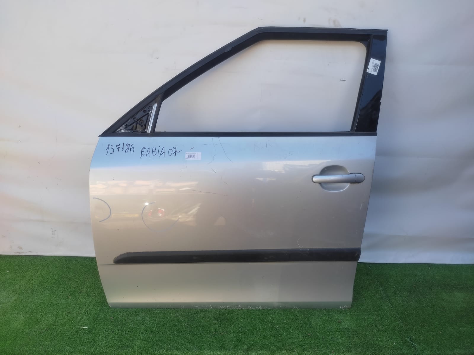 Дверь SKODA FABIA 2 2007- передняя левая серебро б/у