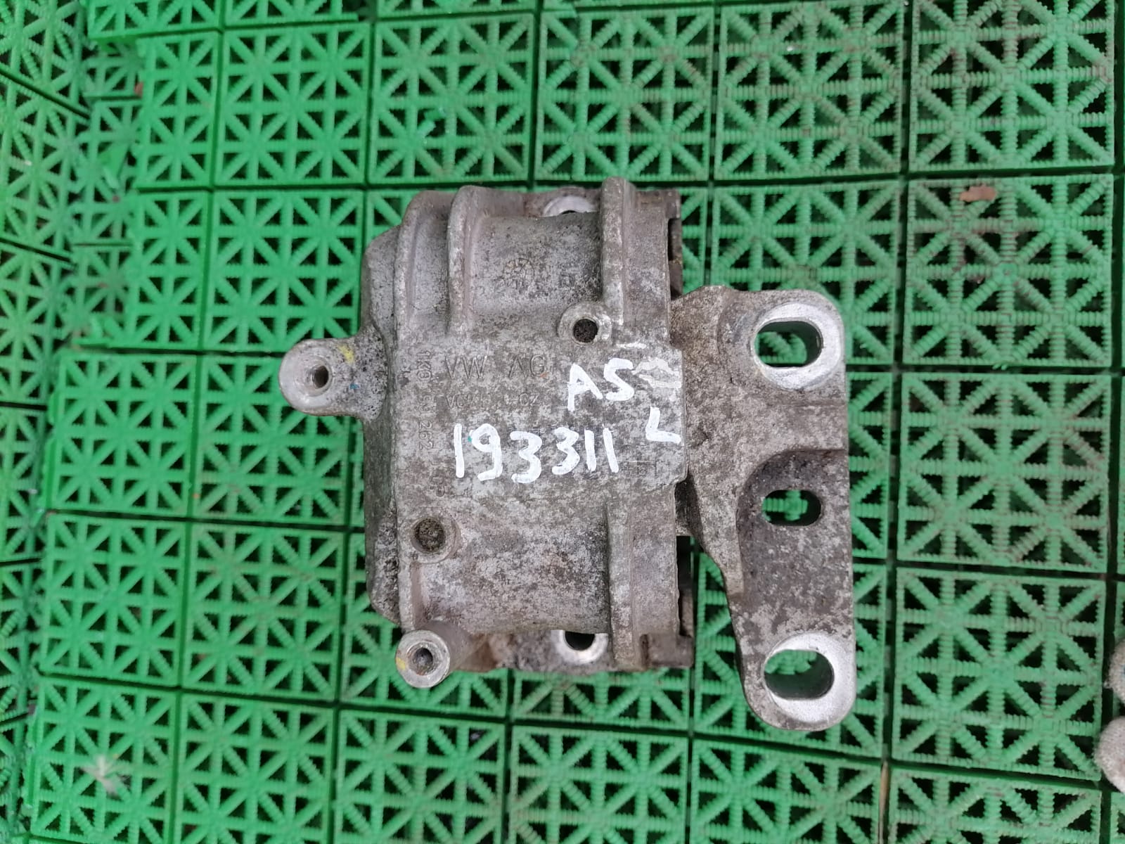 Подушка, опора двигателя AUDI A3, SKODA OCTAVIA 1Z, VOLKSWAGEN GOLF 5/5+, JETTA 5, PASSAT B6, TIGUAN, TOURAN 1,4 2004- правая вперёд б/у
