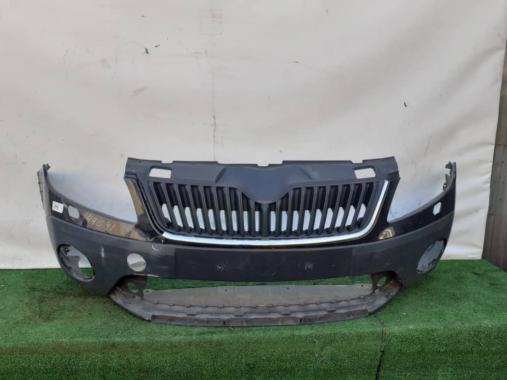 Бампер SKODA FABIA 2, ROOMSTER 2007- передний чёрный б/у