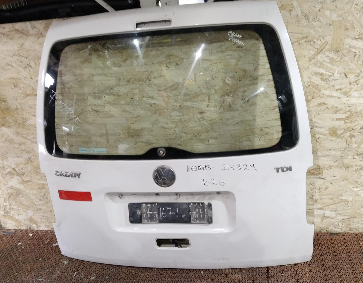 Крышка багажника VOLKSWAGEN CADDY 2004- с проёмом под стекло белая б/у