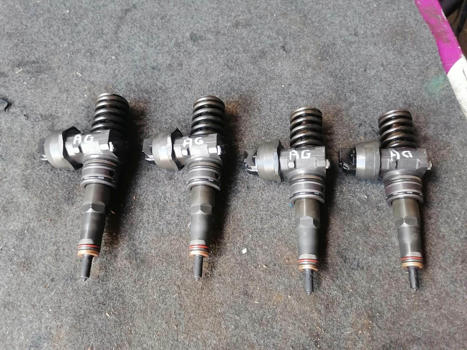 Форсунка топливная, насос-форсунка AUDI A3, SKODA OCTAVIA 1U/1Z VOLKSWAGEN GOLF 4/5/5+, JETTA 5, PASSAT B5+/B6, CADDY, TOURAN 1,9 TDI 2004- б/у