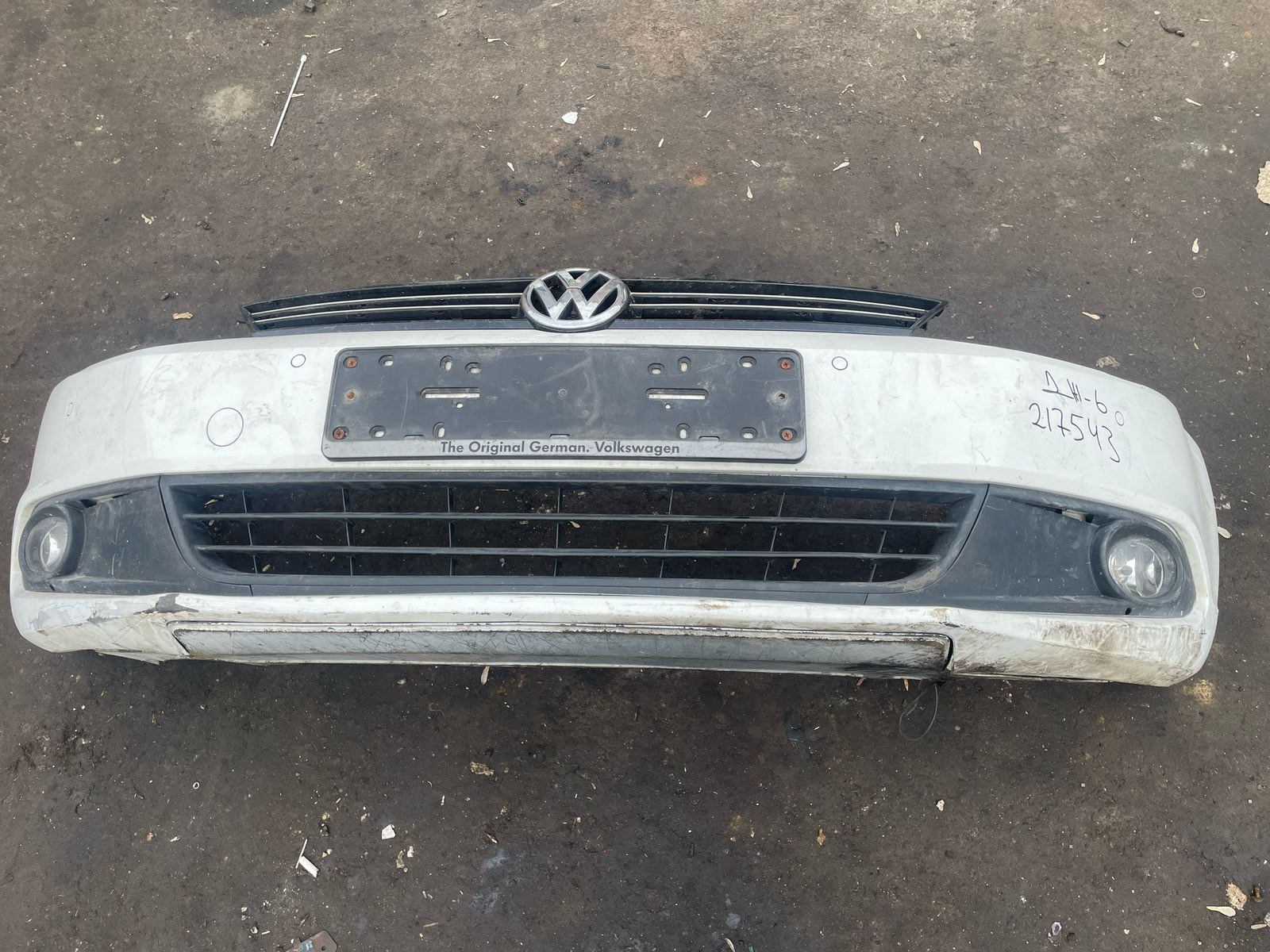 Бампер VOLKSWAGEN JETTA 6 2011- передний (под омыватель фар, парктроник) белый б/у