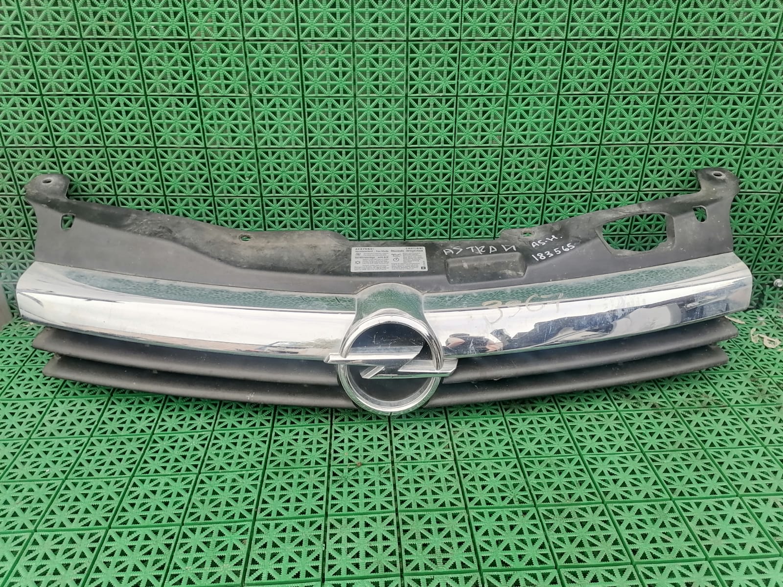 Решетка радиатора OPEL ASTRA H 2004- 5 ти дверный б/у