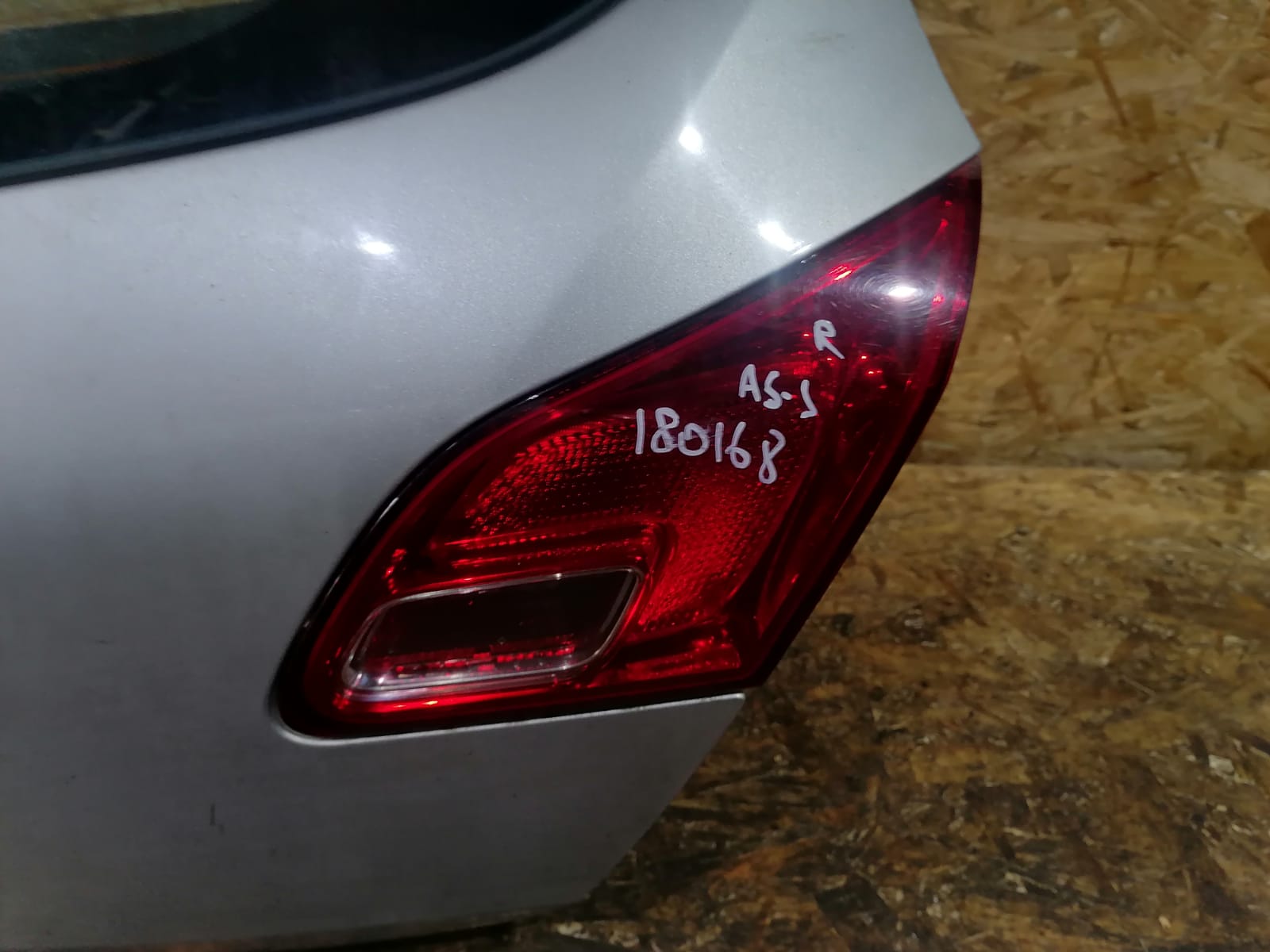 Фонарь OPEL ASTRA J 2010- хэтчбек 5 ти дверный внутренний правый б/у
