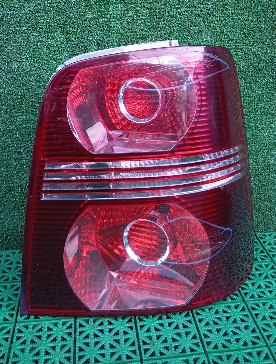 Фонарь VOLKSWAGEN TOURAN 2007- правый б/у
