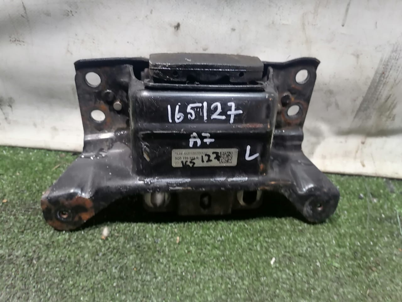 Подушка, опора коробки передач AUDI A3, SKODA OCTAVIA A7, VOLKSWAGEN GOLF 7, PASSAT B8 1,6 2013- левая плоская б/у