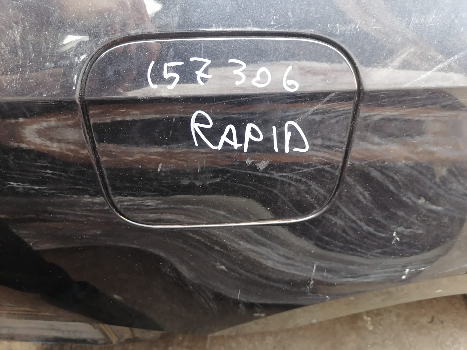 Лючок топливного бака бензобака SKODA RAPID 2013- чёрный б/у