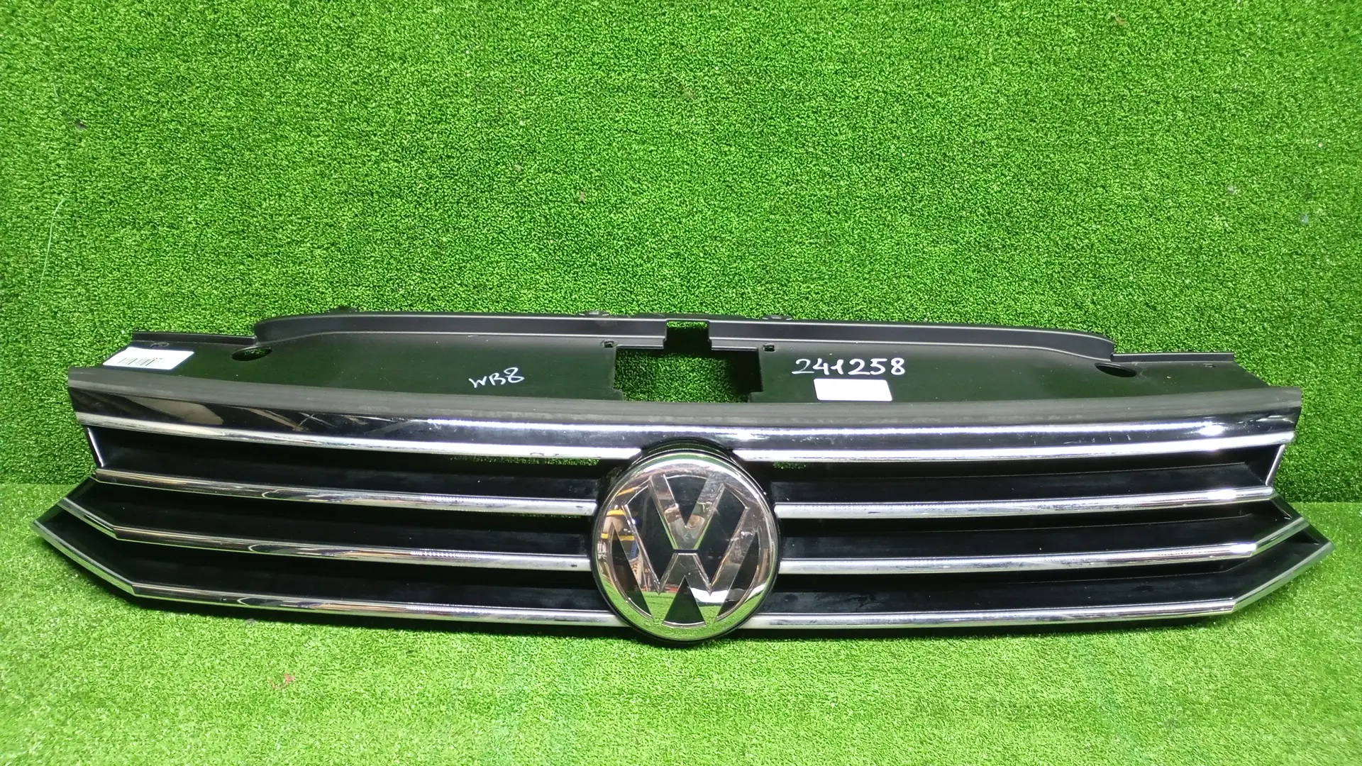 Решетка радиатора VOLKSWAGEN PASSAT B8 2015- б/у