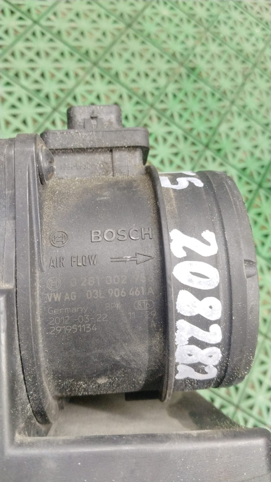 Расходомер воздуха AUDI A3, SKODA OCTAVIA A7, VOLKSWAGEN PASSAT 2013- мален 2/4 б/у