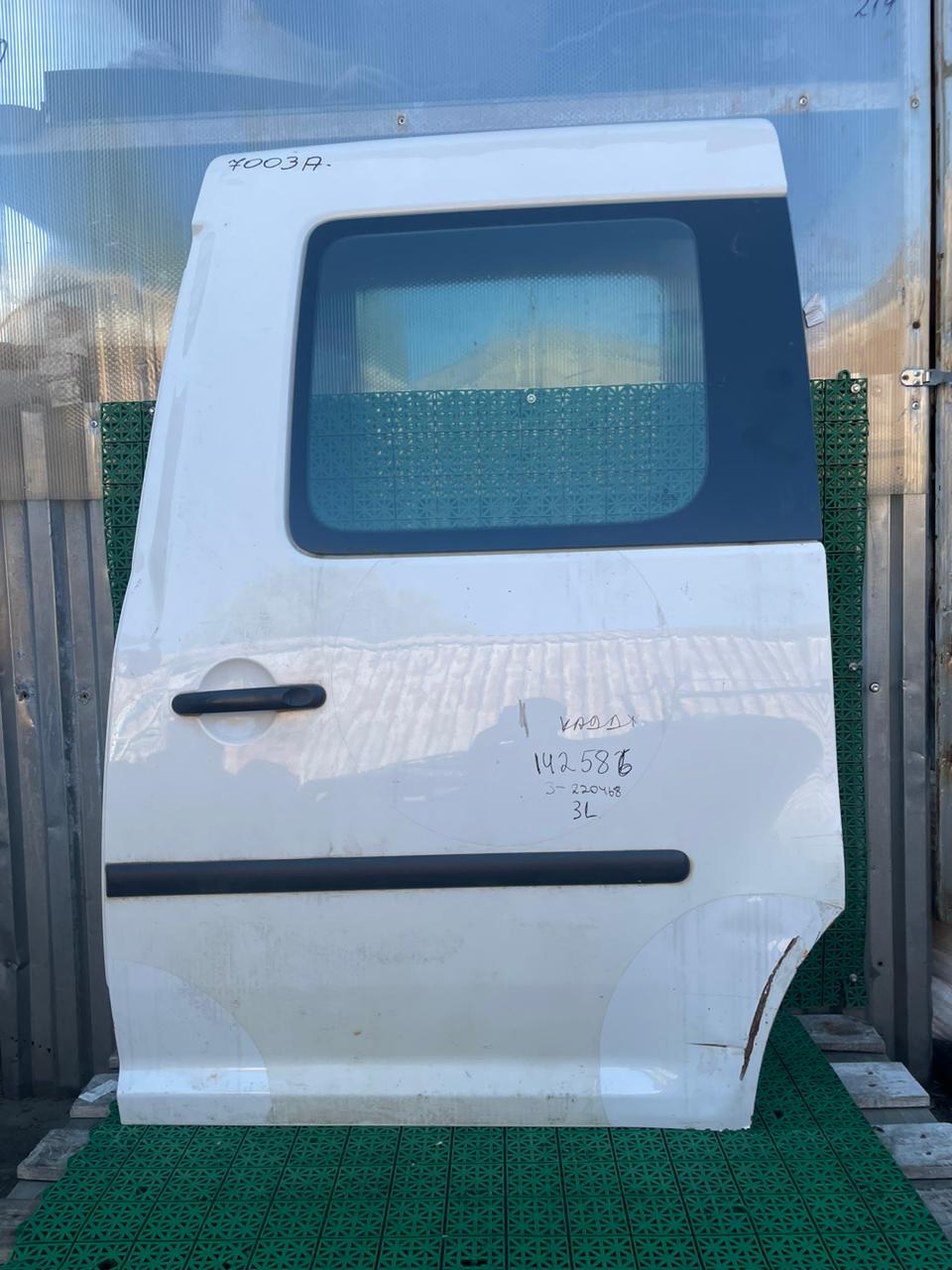 Замок двери сдвижной VOLKSWAGEN CADDY 2004- защёлка элекрическая с фишкой левый б/у