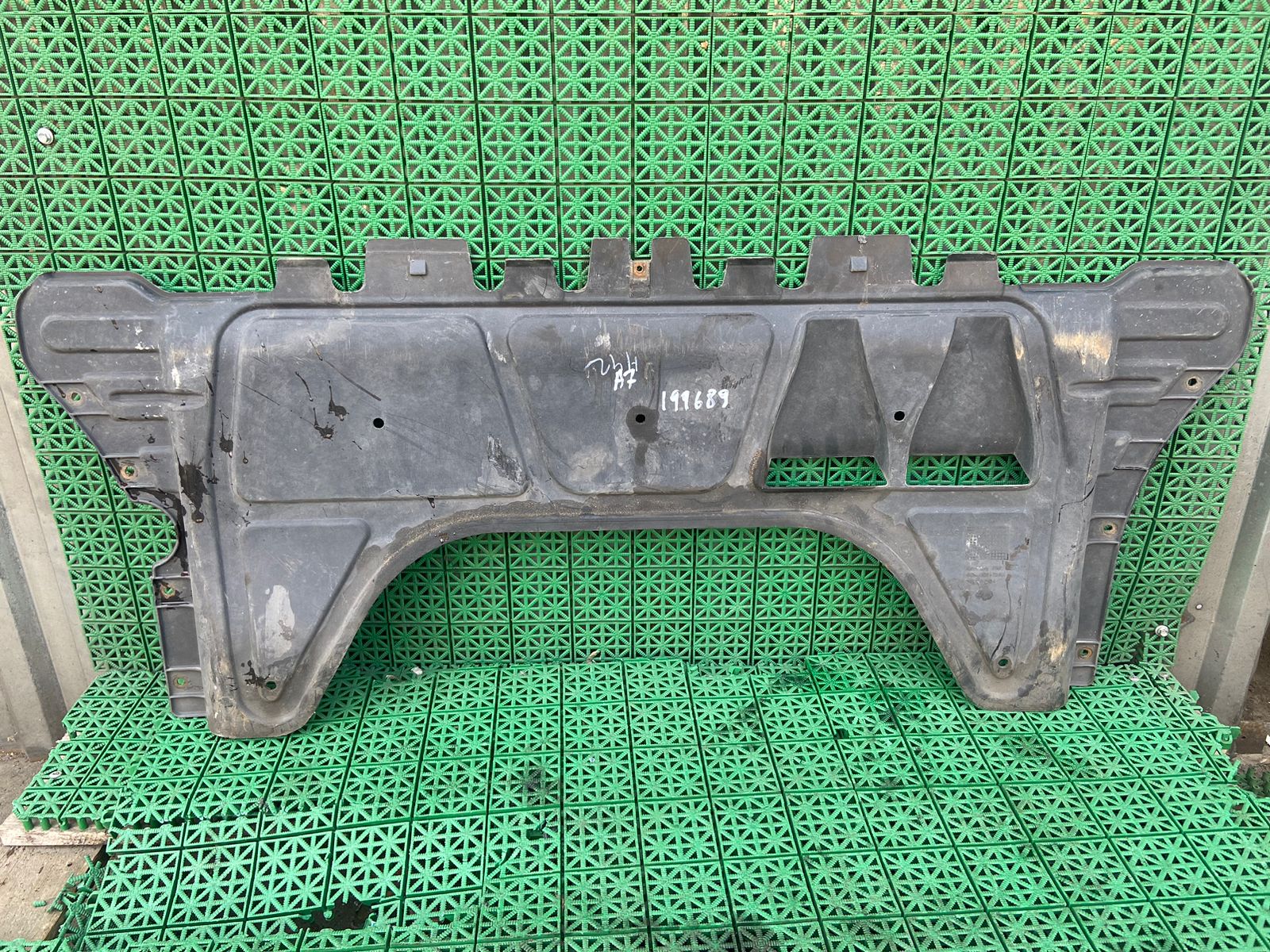 Защита двигателя AUDI A3, SKODA OCTAVIA A7, VOLKSWAGEN GOLF 7, PASSAT B8, TOURAN 2013- пластик б/у