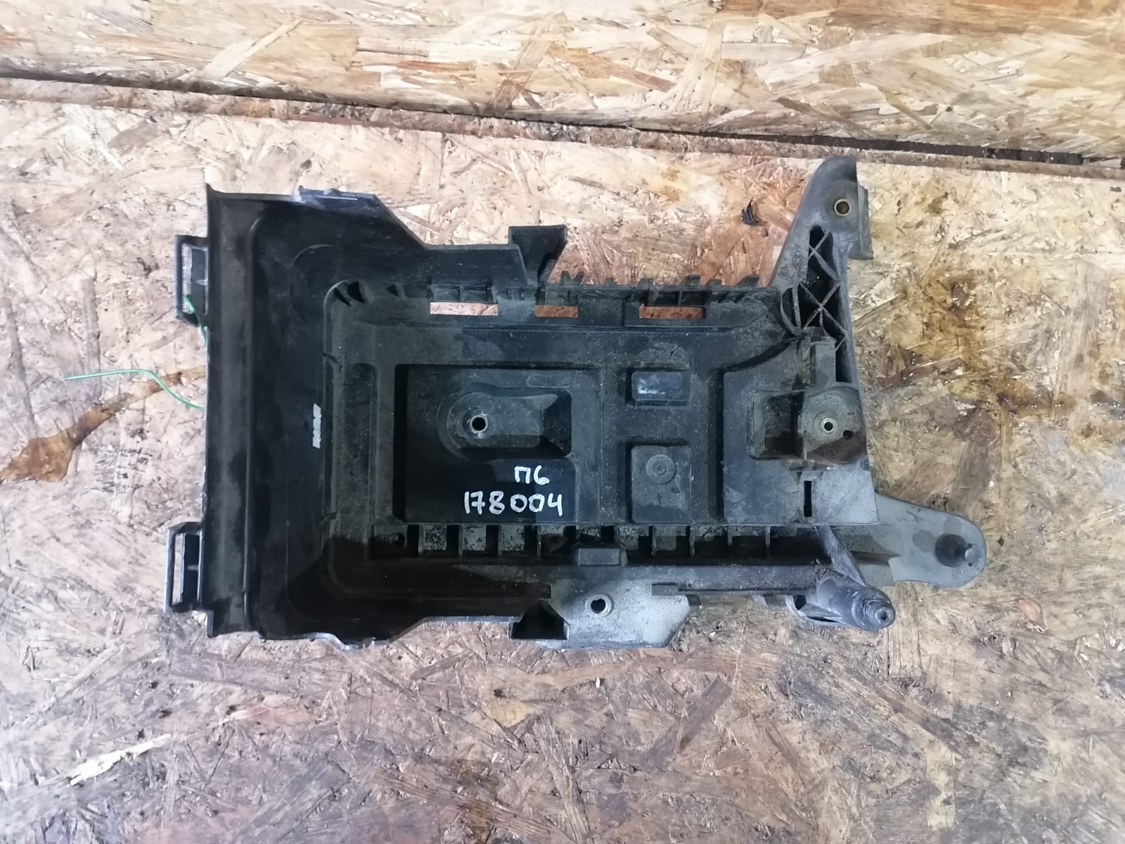 Площадка под АКБ аккумулятор AUDI A3, SKODA OCTAVIA 1Z, VOLKSWAGEN GOLF 5/6/5+, JETTA 5/6, PASSAT B6/7/CC, CADDY, TOURAN, TIGUAN 2004- б/у