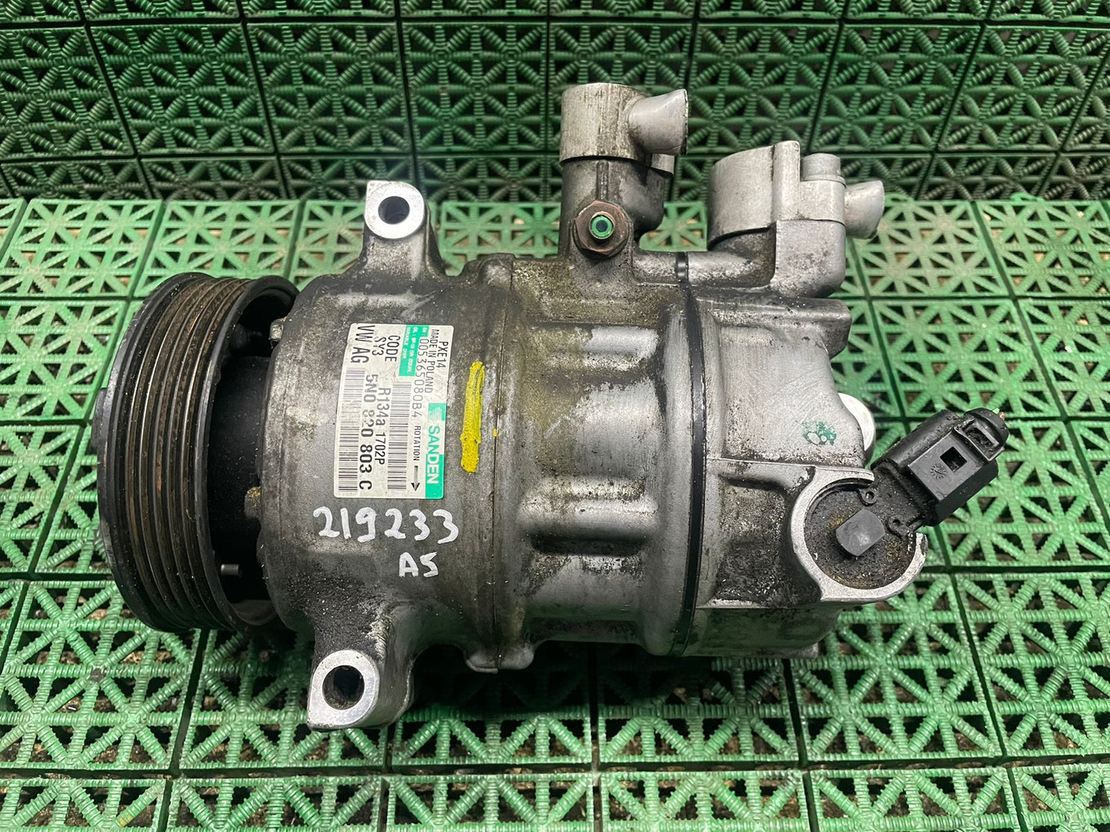 Компрессор кондиционера AUDI A3, SKODA OCTAVIA 1Z, VOLKSWAGEN GOLF 5/5+/6, JETTA 5/6, PASSAT B6/B7/CC, CADDY, TOURAN, TIGUAN 1,6/1,8/1,9/2,0 2004- б/у