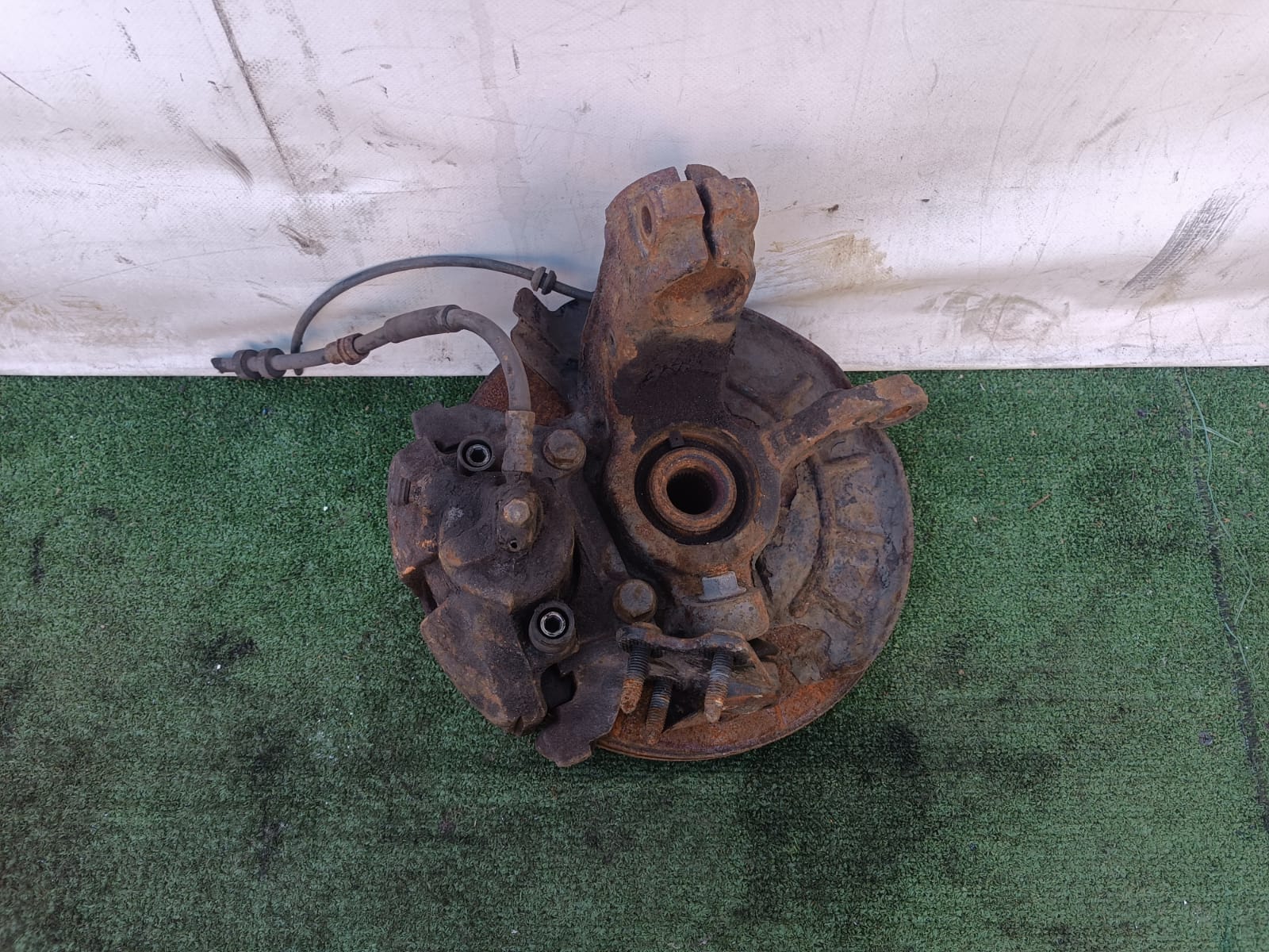 Кулак поворотный AUDI 1/2, SKODA FABIA 1/2, RAPID, VOLKSWAGEN POLO 1,6 2000- правый с рогами 256мм б/у