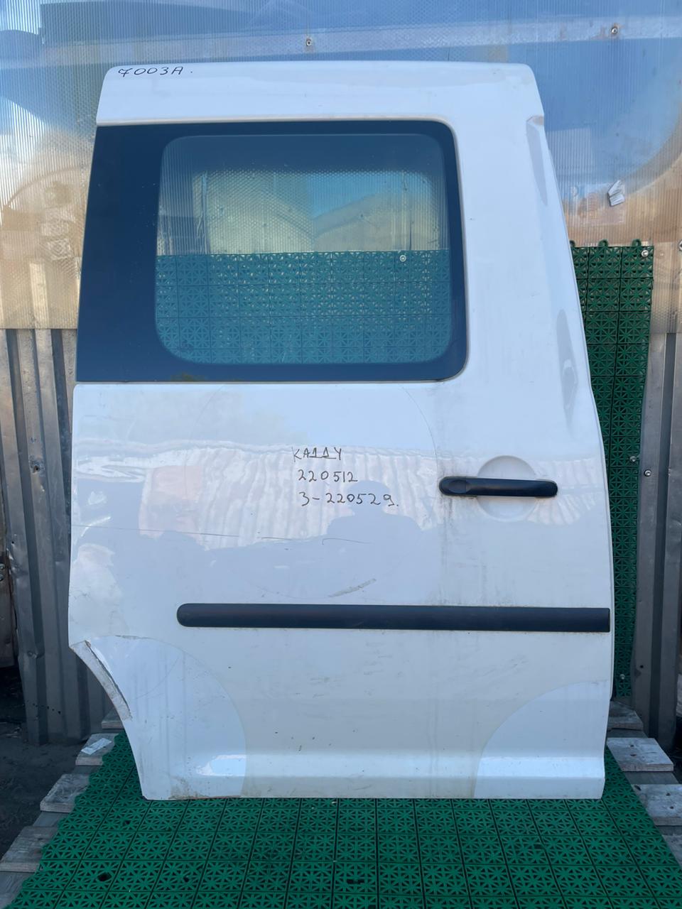 Дверь VOLKSWAGEN CADDY 2004- сдвижная боковая с вырезом под стекло правая белая б/у