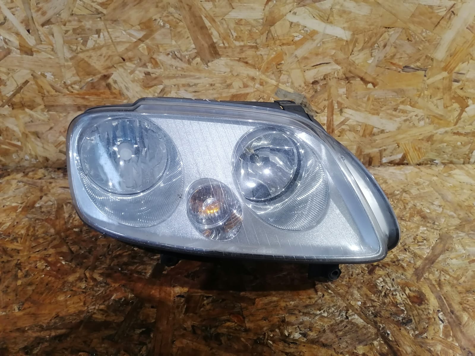 Фара VOLKSWAGEN TOURAN, CADDY 2003- 3-х ламповая правая б/у