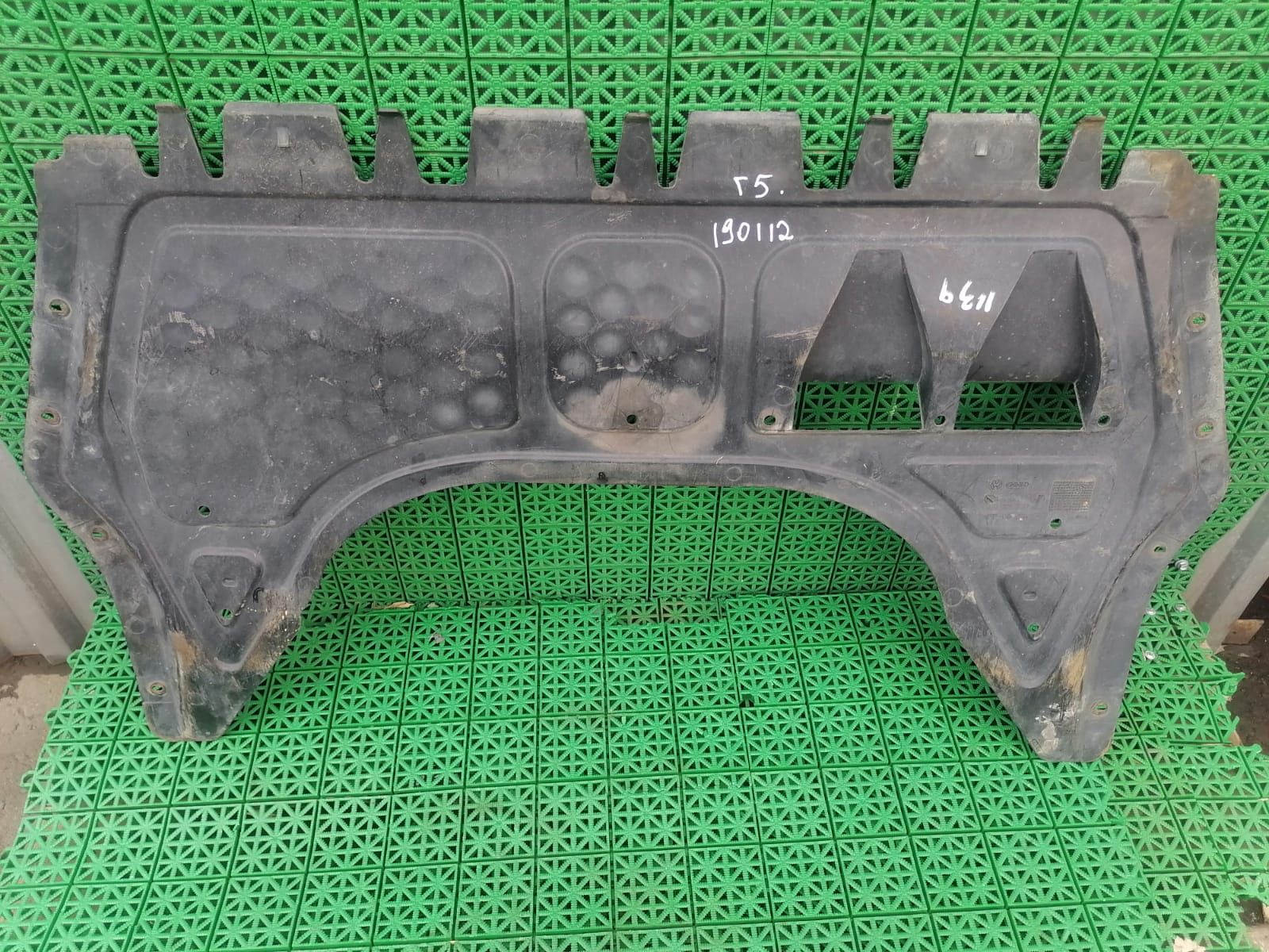 Защита двигателя AUDI A3, SKODA OCTAVIA 1Z, VOLKSWAGEN GOLF 5/5+, JETTA 5, CADDY, TOURAN 2004- пластик б/у