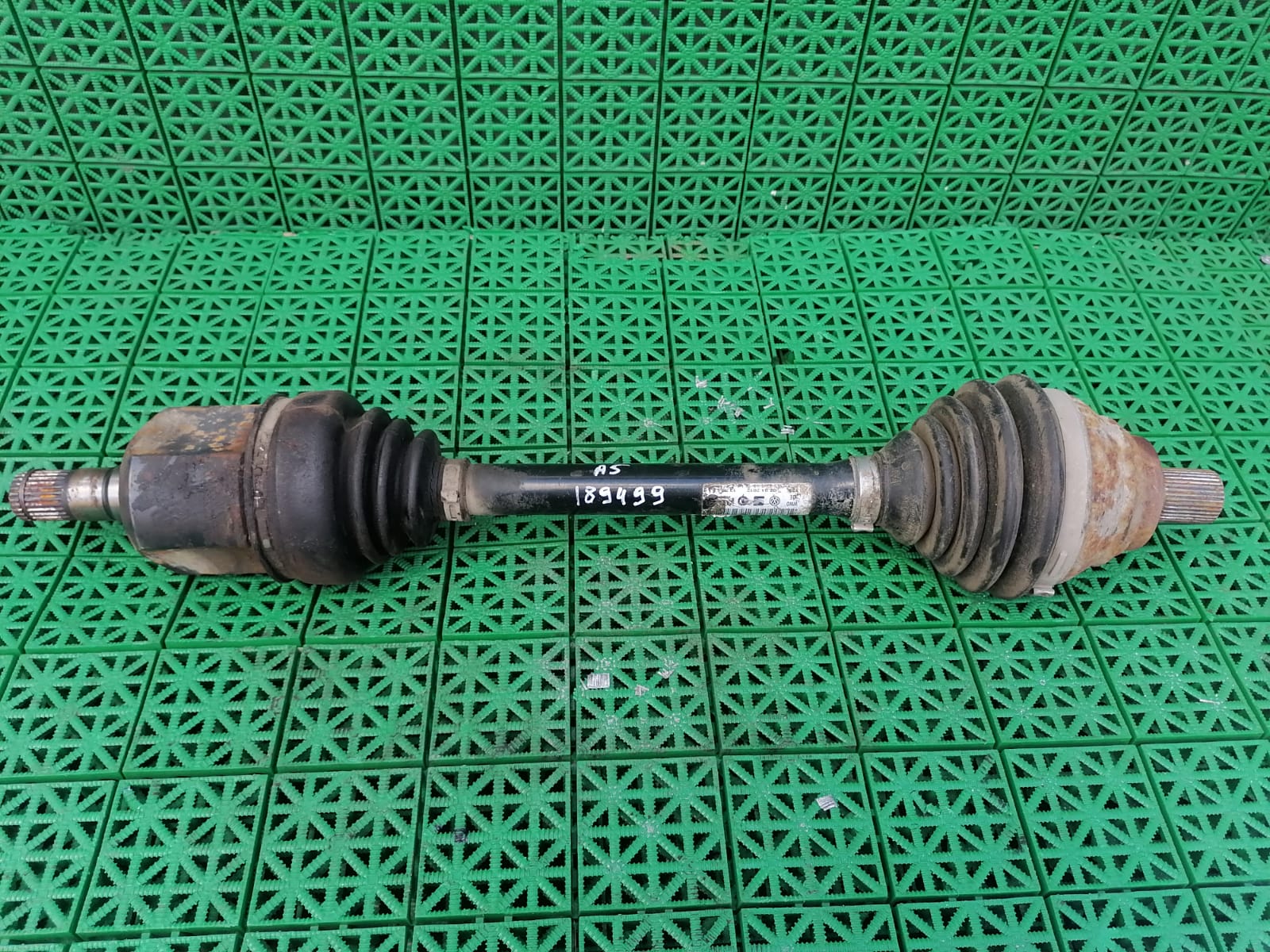 Вал привода со шрусами AUDI A3, SKODA OCTAVIA 1Z, VOLKSWAGEN GOLF 5/5+/6, JETTA 5/6, PASSAT B6, CADDY, TOURAN 1,6/2,0 2004- АКПП втыкающий левый б/у