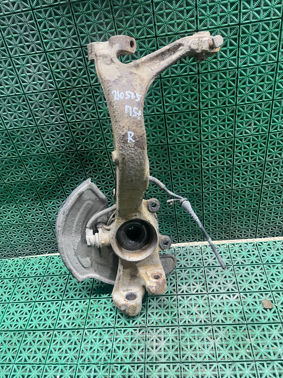 Кулак поворотный AUDI A4 8D, A6 C5, VOLKSWAGEN PASSAT B5+ 1,8/1,9/2,4/2,8 2001- правый 82мм б/у