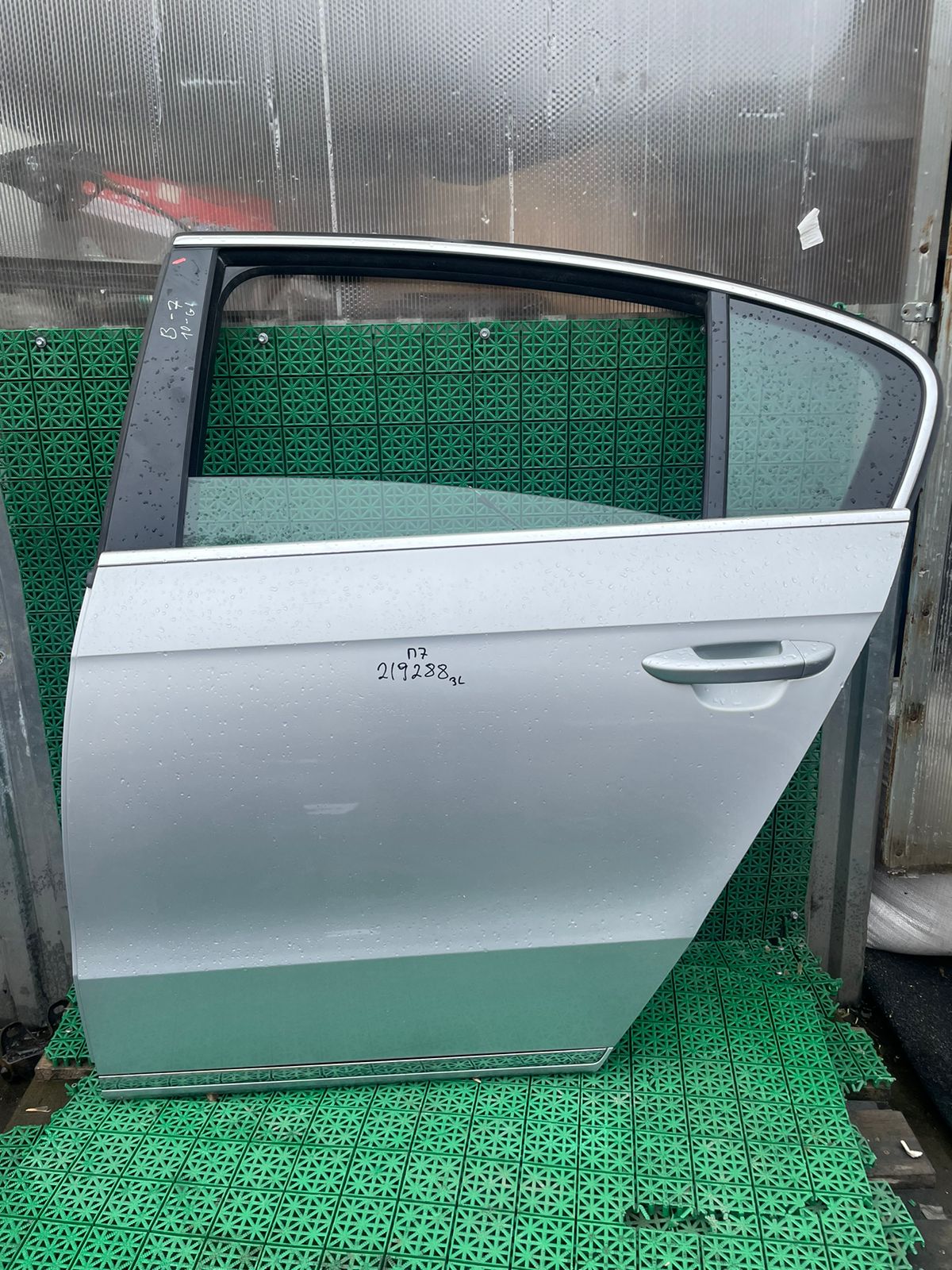 Дверь VOLKSWAGEN PASSAT B7 2011- задняя седан левая серебро б/у