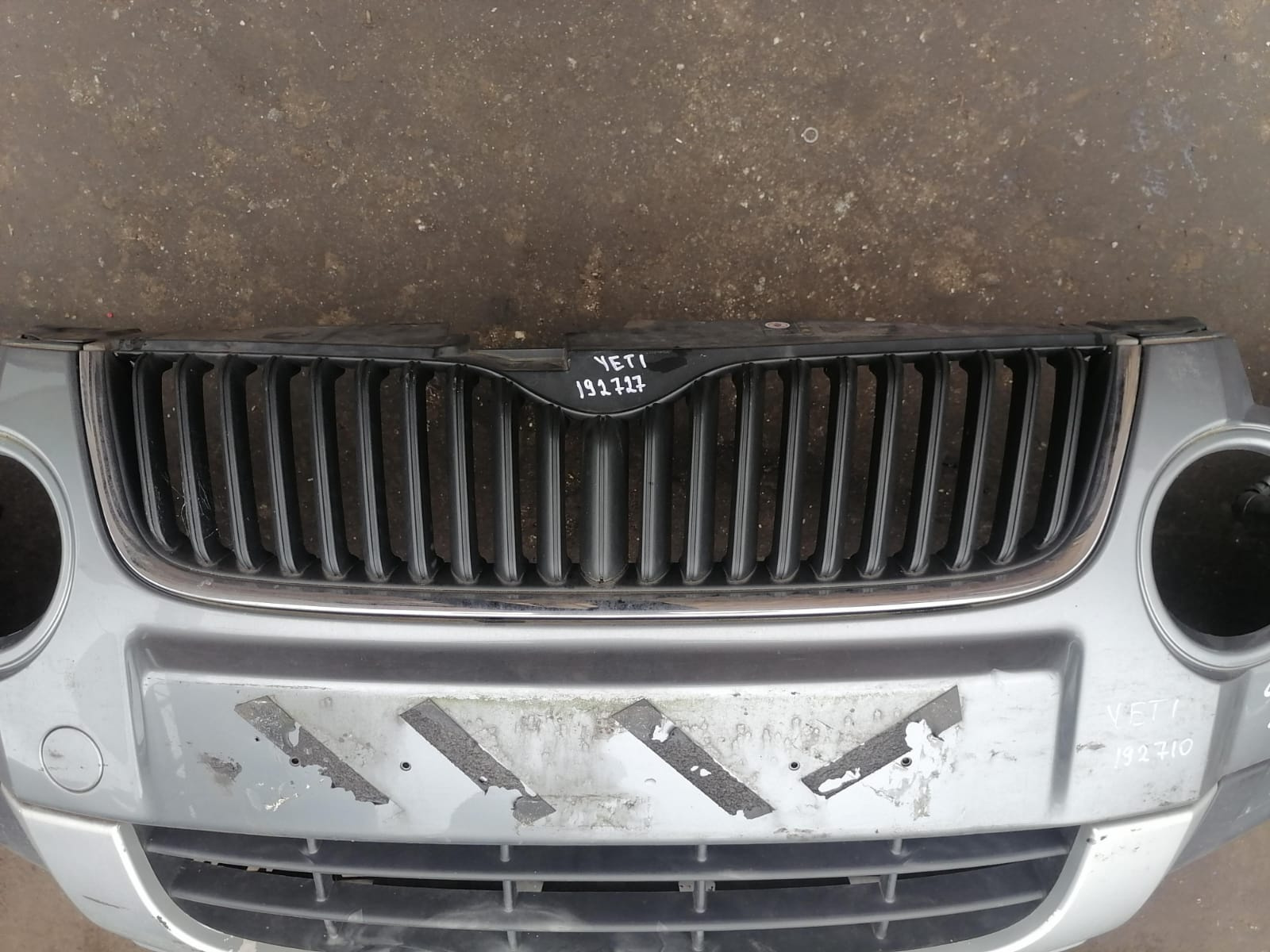 Решетка радиатора SKODA YETI 2010- б/у
