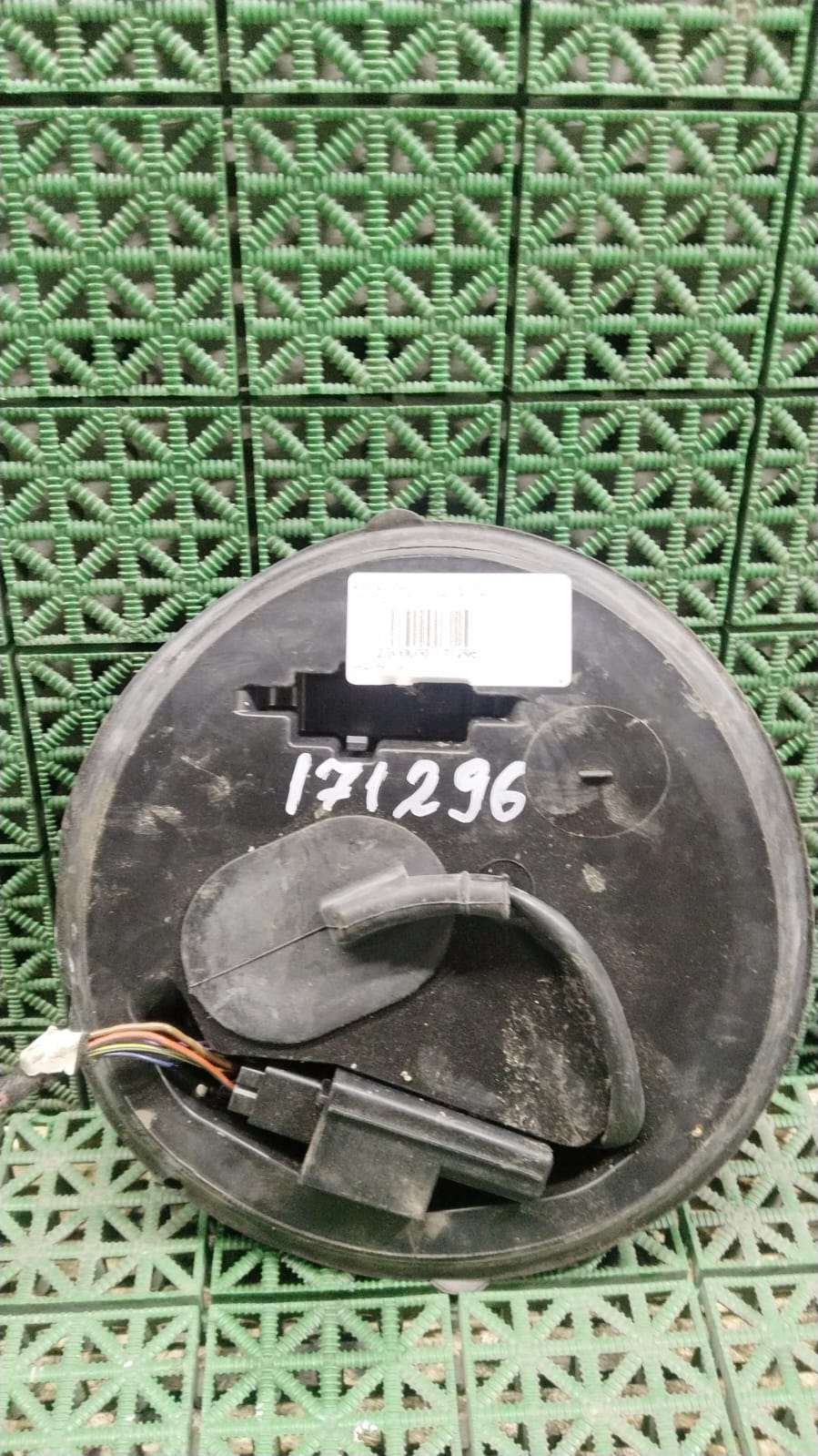 Блок реле управления бензонасосом AUDI A3, VOLKSWAGEN GOLF 5, PASSAT B6 2005- б/у