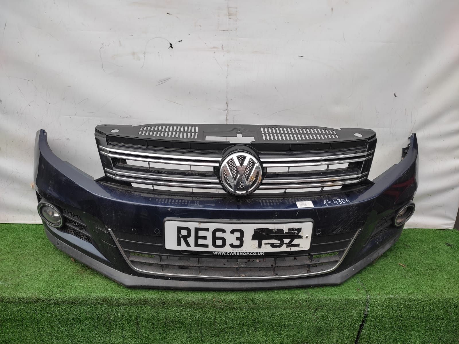 Бампер VOLKSWAGEN TIGUAN 2011- передний (под парктроник) синий б/у