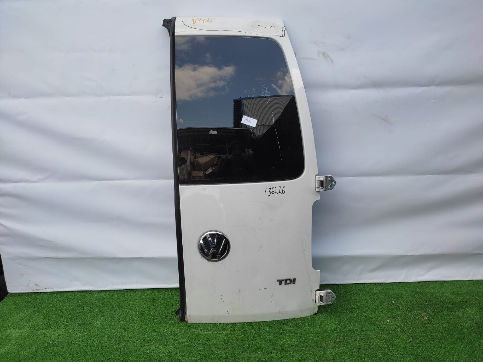 Дверь багажника VOLKSWAGEN CADDY 2004- задняя правая распашная (с вырезом под стекло) белая б/у