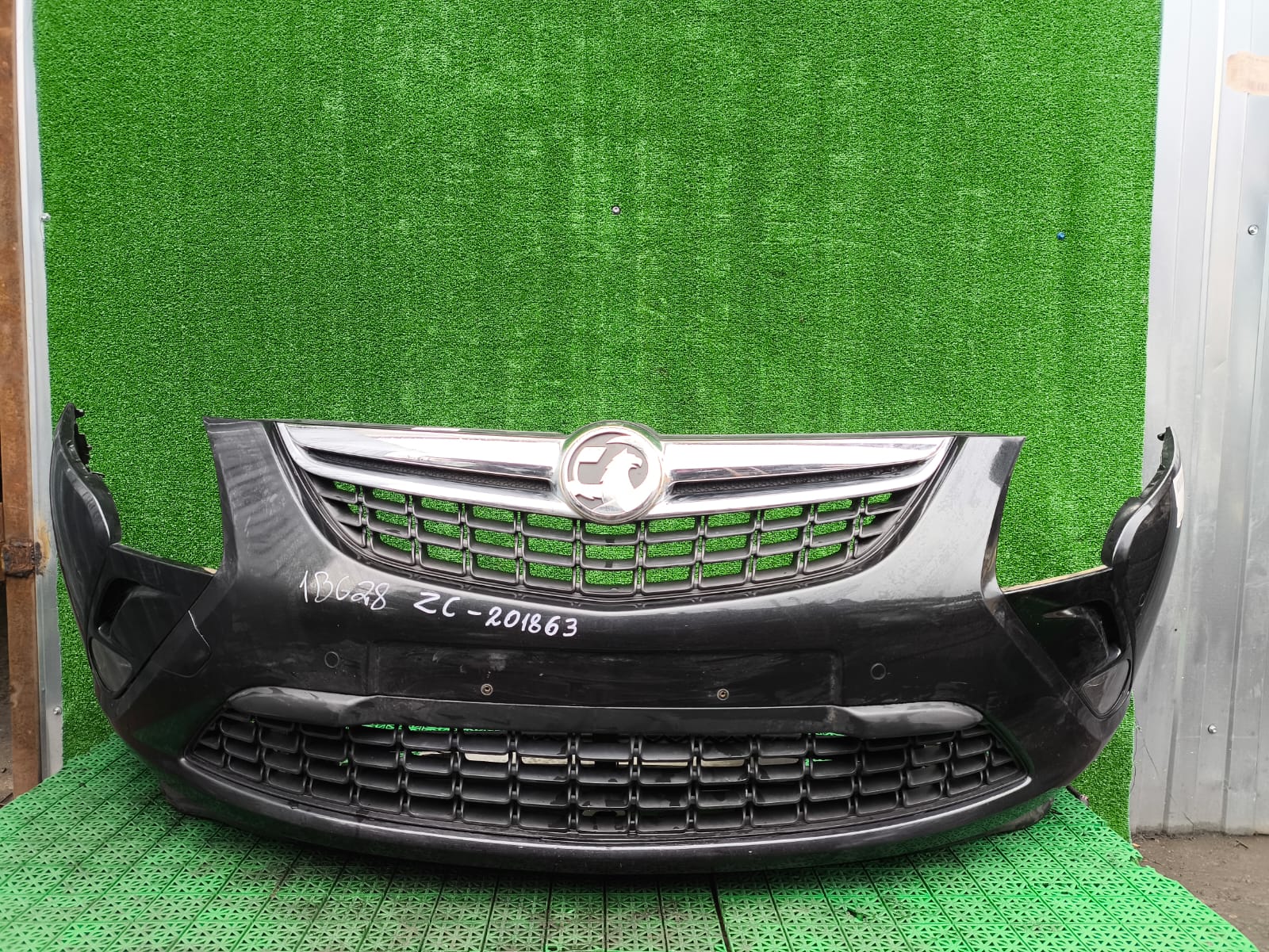 Бампер OPEL ZAFIRA C 2013- передний под парктронник чёрный б/у