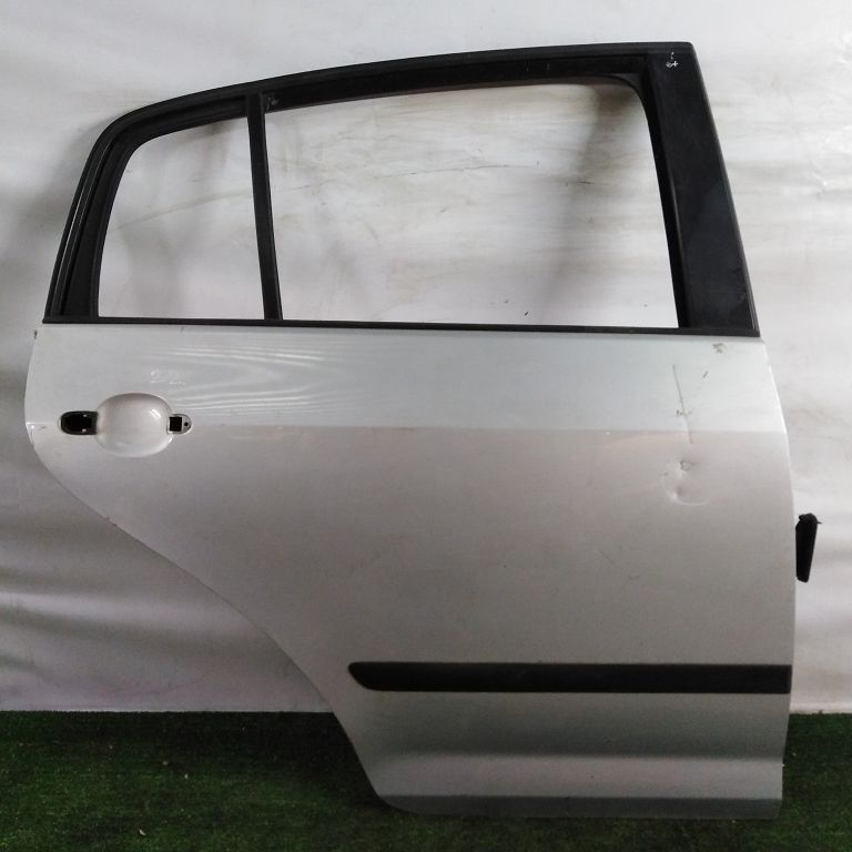 Дверь VOLKSWAGEN GOLF 5+ 2005- задняя правая серебро Б/У