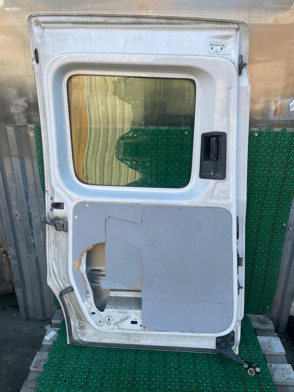Замок двери сдвижной VOLKSWAGEN TRANSPORTER T5/T6 2003- защёлка элекрическая с фишкой левый б/у