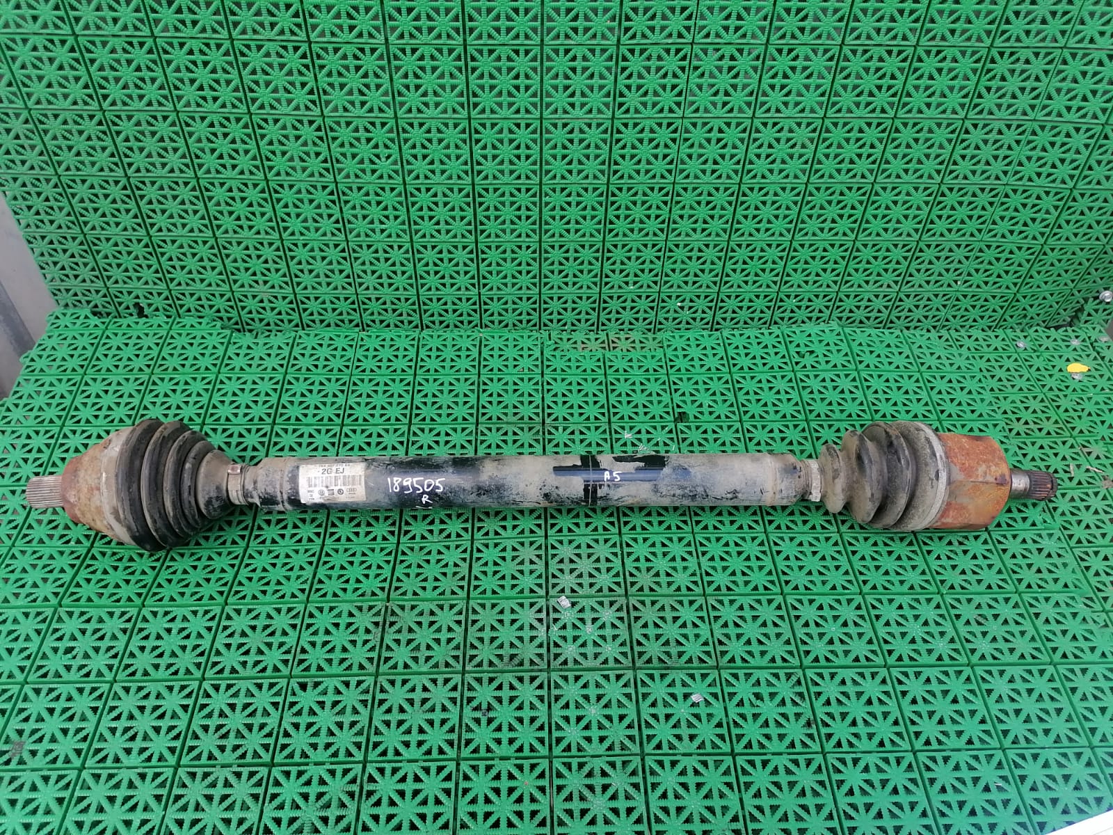 Вал привода со шрусами AUDI A3, SKODA OCTAVIA 1Z, VOLKSWAGEN GOLF 5/5+/6, JETTA 5/6, PASSAT B6, CADDY, TOURAN 1,6/2,0 2004- АКПП втыкающий правый б/у