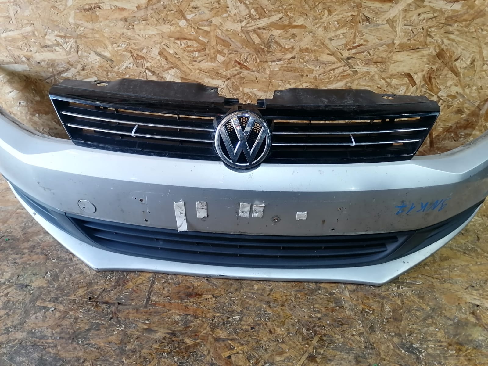 Бампер VOLKSWAGEN JETTA 6 2011- передний серебро б/у