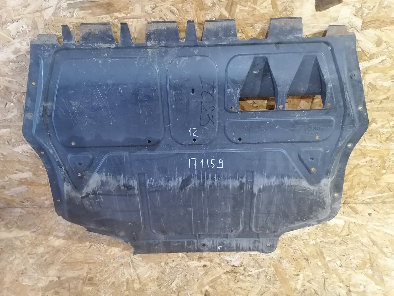 Защита двигателя AUDI A3, SKODA OCTAVIA 1Z, VOLKSWAGEN GOLF 5/5+, JETTA 5, CADDY, TOURAN 2004- пластик б/у