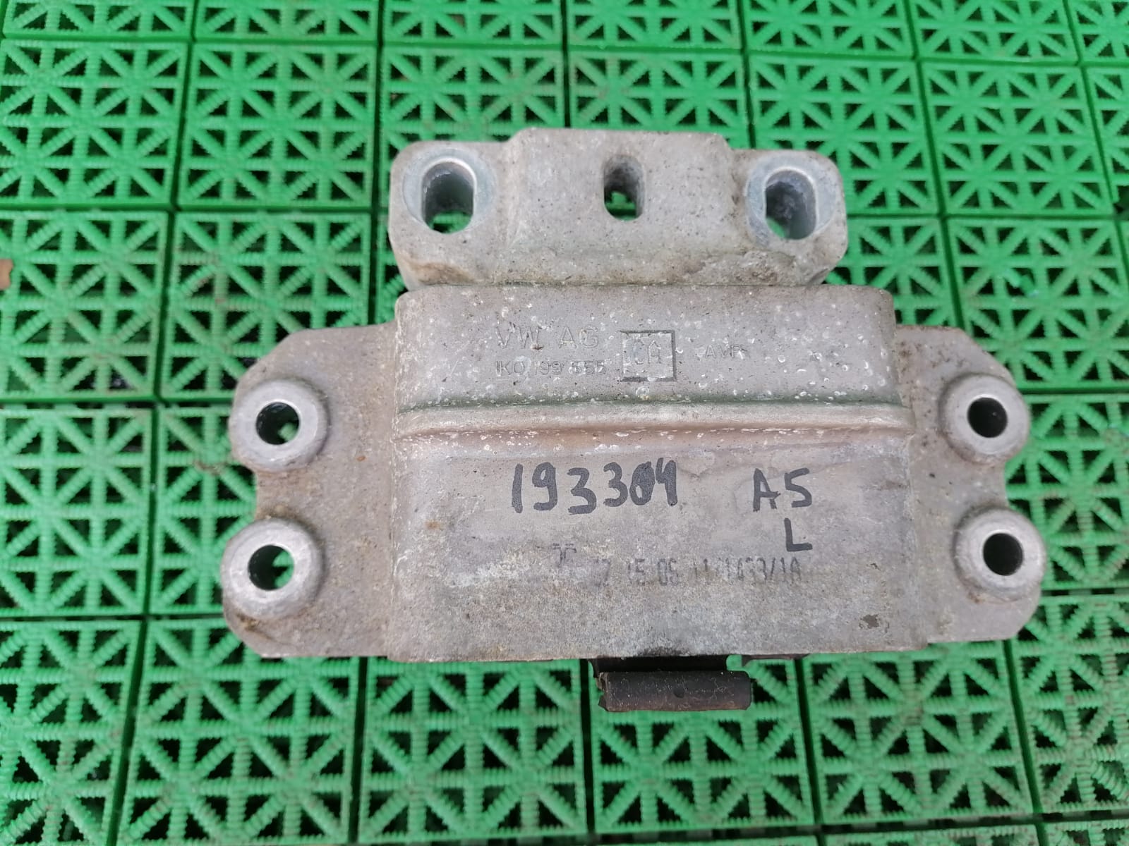 Подушка, опора коробки передач AUDI A3, SKODA OCTAVIA 1Z, VOLKSWAGEN GOLF 5/5+/6, JETTA 5/6, PASSAT B6/B7/CC, CADDY, TOURAN, TIGUAN 1,6/1,8 2004- левая плоская б/у