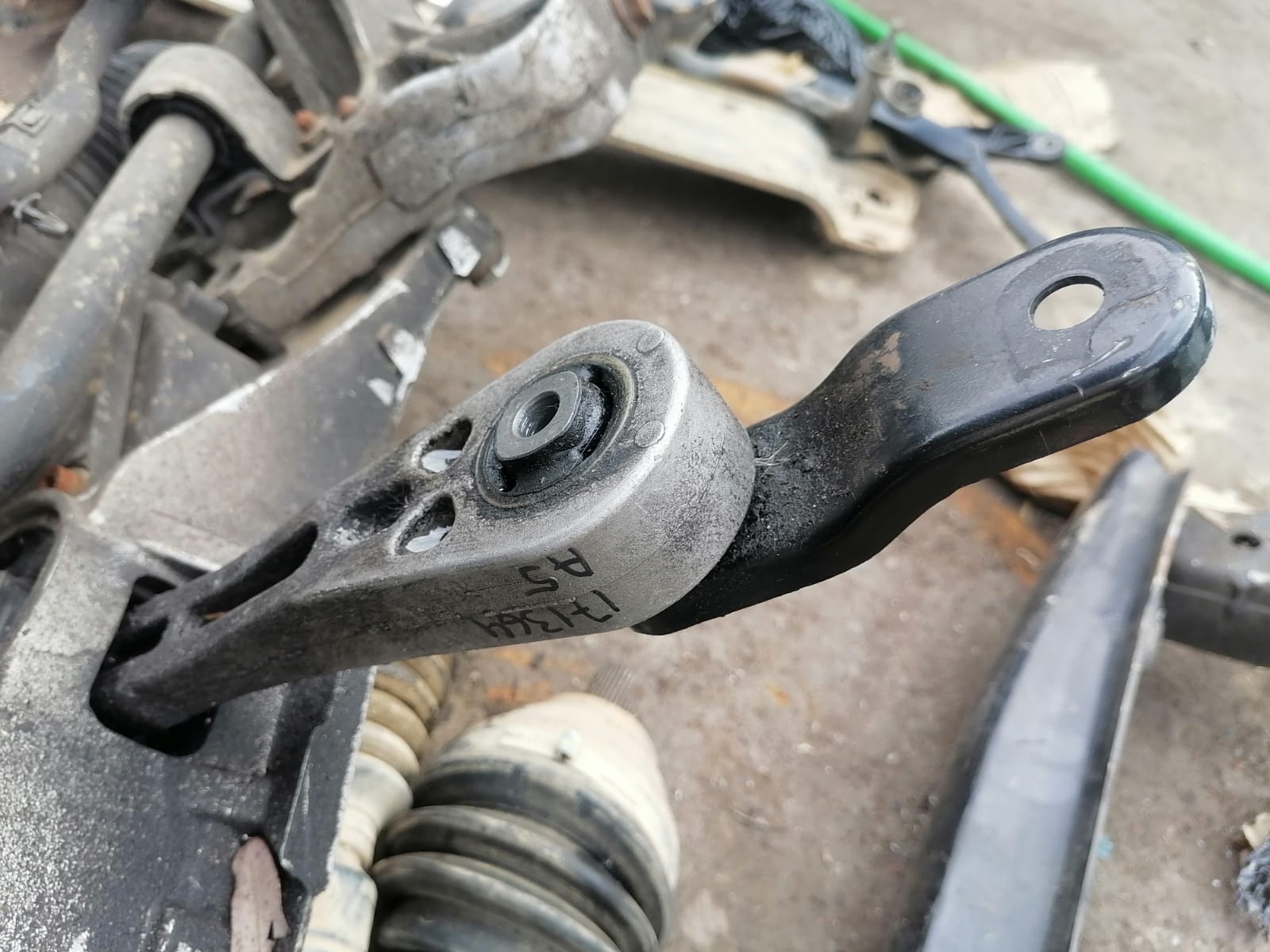 Подушка, опора коробки передач AUDI A3, SKODA OCTAVIA 1Z, VOLKSWAGEN GOLF 5/5+6, JETTA 5/6, CADDY, TOURAN 2004- задняя длинная б/у