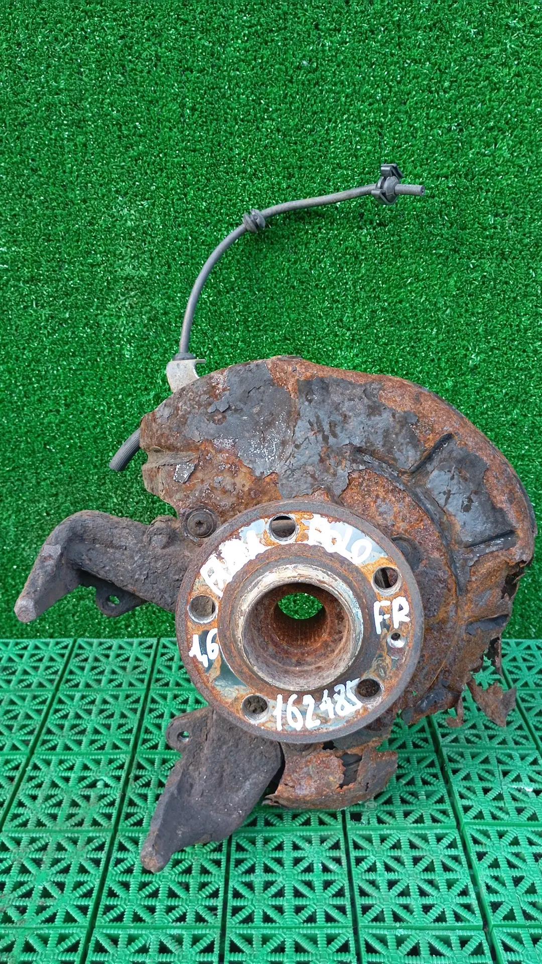 Кулак поворотный AUDI 1/2, SKODA FABIA 1/2, RAPID, VOLKSWAGEN POLO 1,6 2000- правый с рогами 256мм б/у