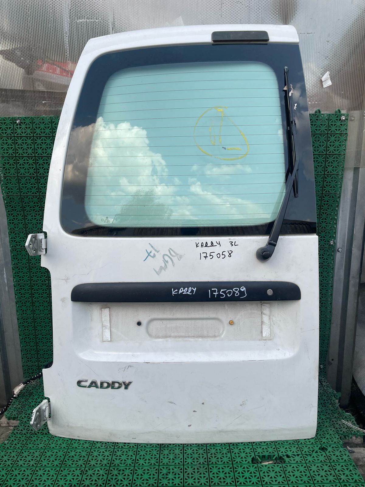 Ограничитель открывания двери VOLKSWAGEN CADDY 2003- распашной левой б/у