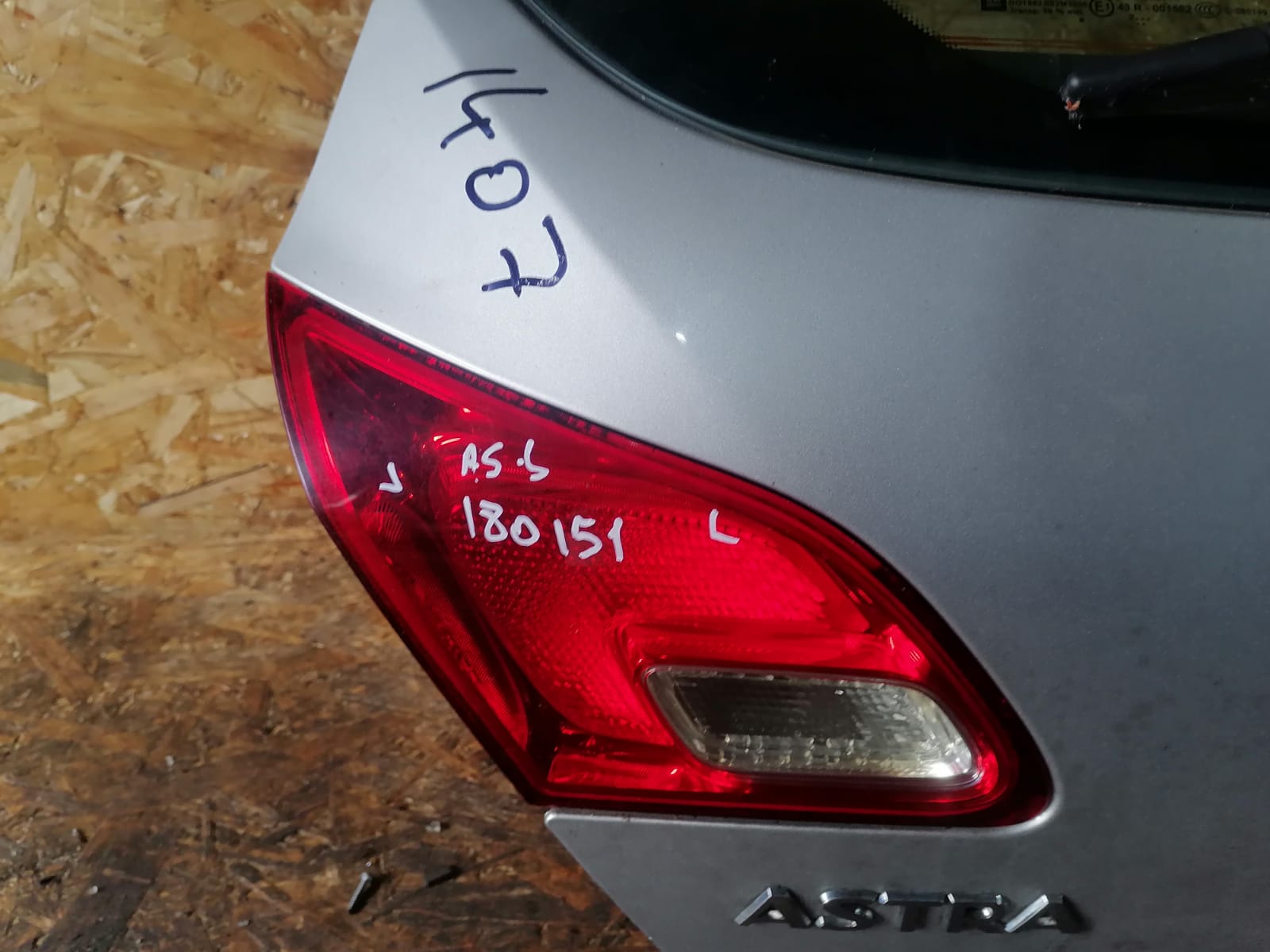 Фонарь OPEL ASTRA J 2010- хэтчбек 5 ти дверный внутренний левый б/у