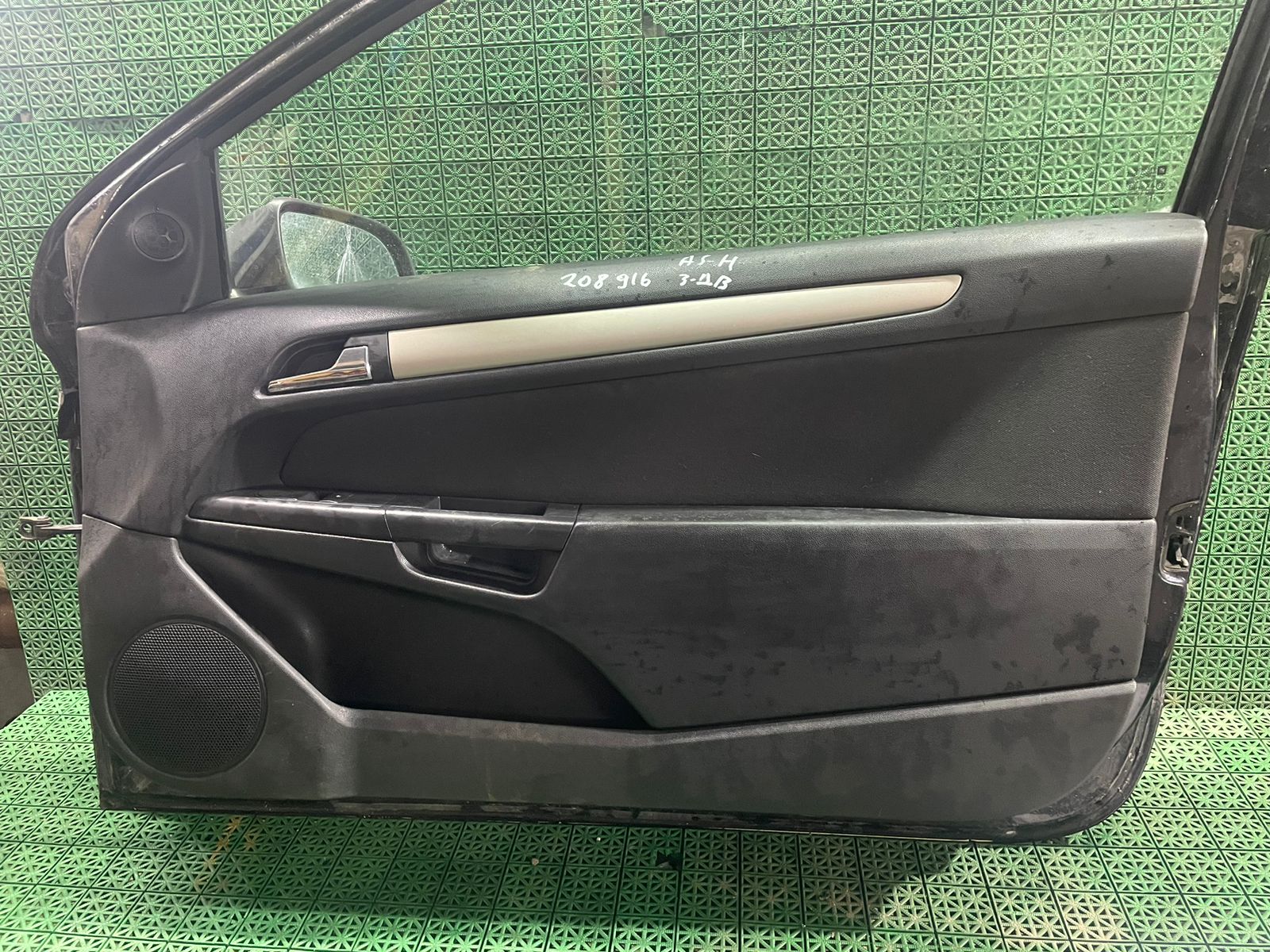 Обшивка двери OPEL ASTRA H 2004- 3 х дверная купэ передней правой б/у