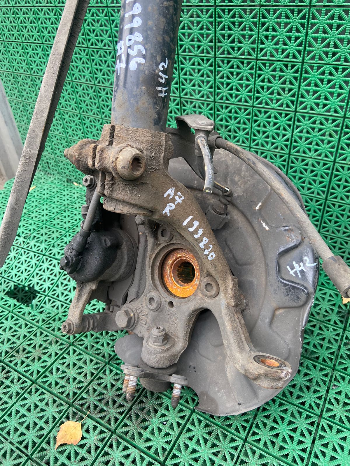 Кулак поворотный AUDI A3, SKODA OCTAVIA A7, VOLKSWAGEN GOLF 7 2013- 3 болта без рогов правый б/у
