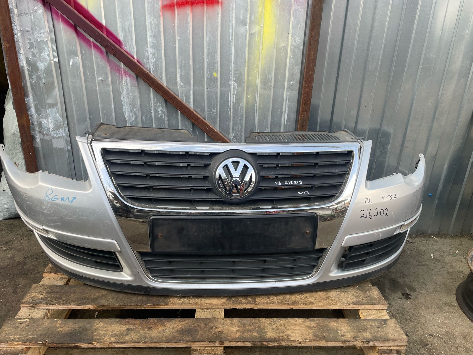 Бампер VOLKSWAGEN PASSAT B6 2005- передний серебро б/у