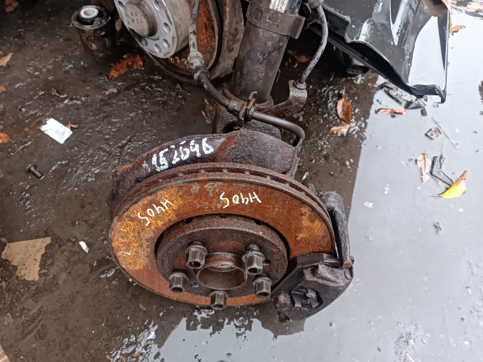 Кулак поворотный AUDI 1/2, SKODA FABIA 1/2, RAPID, VOLKSWAGEN POLO 1,6 2000- левый с рогами 256мм б/у