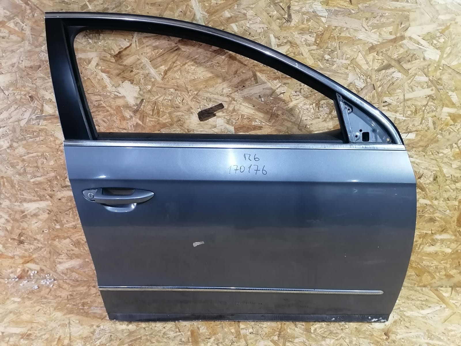 Стекло двери VOLKSWAGEN PASSAT B6/B7 2005- переднее правое б/у
