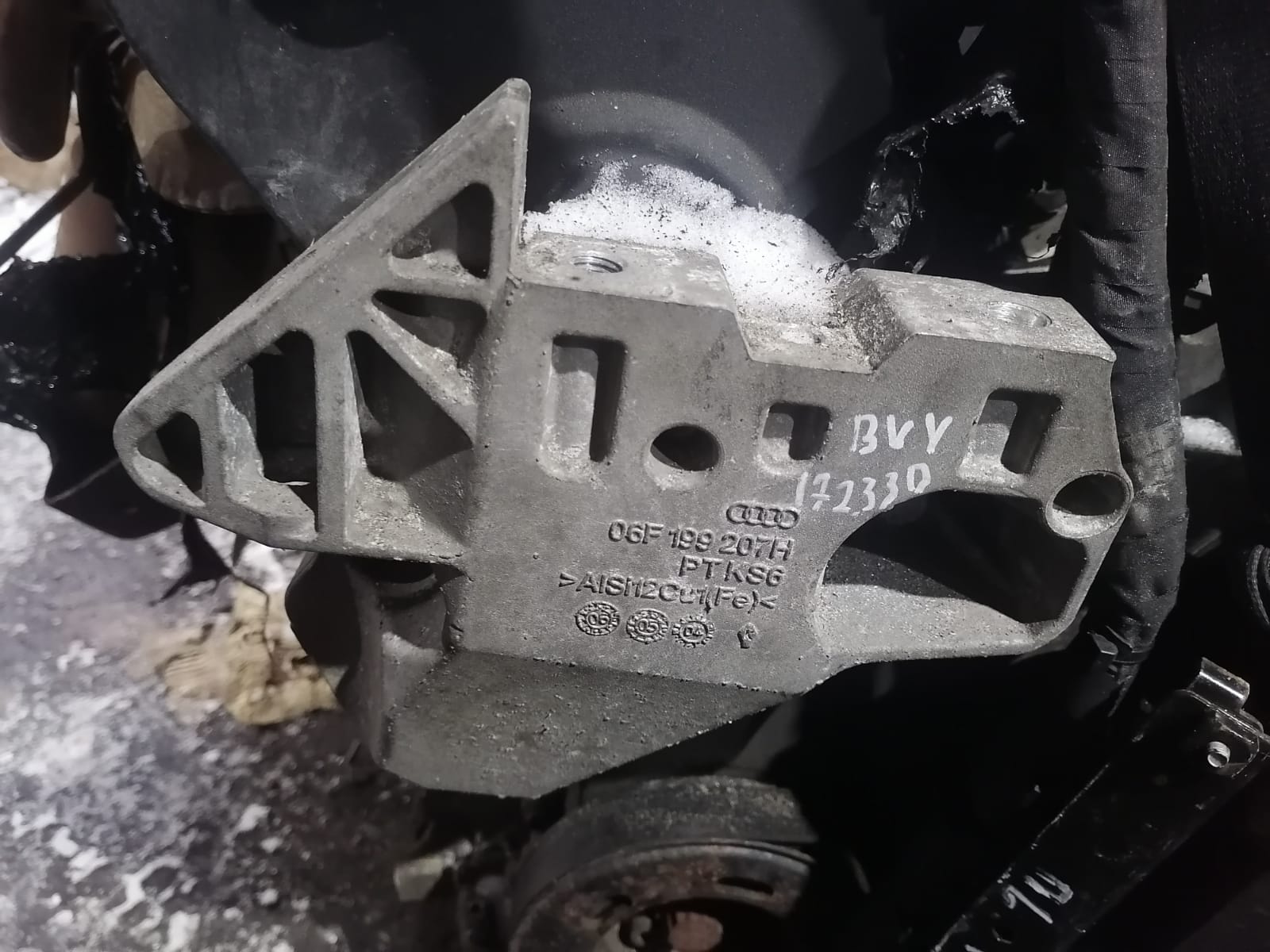 Кронштейн двигателя AUDI A3, SKODA OCTAVIA 1Z, VOLKSWAGEN GOLF 5/5+/6, JETTA 5/6, PASSAT B6/B7/CC, TIGUAN 2,0 BVY 2005- правый б/у